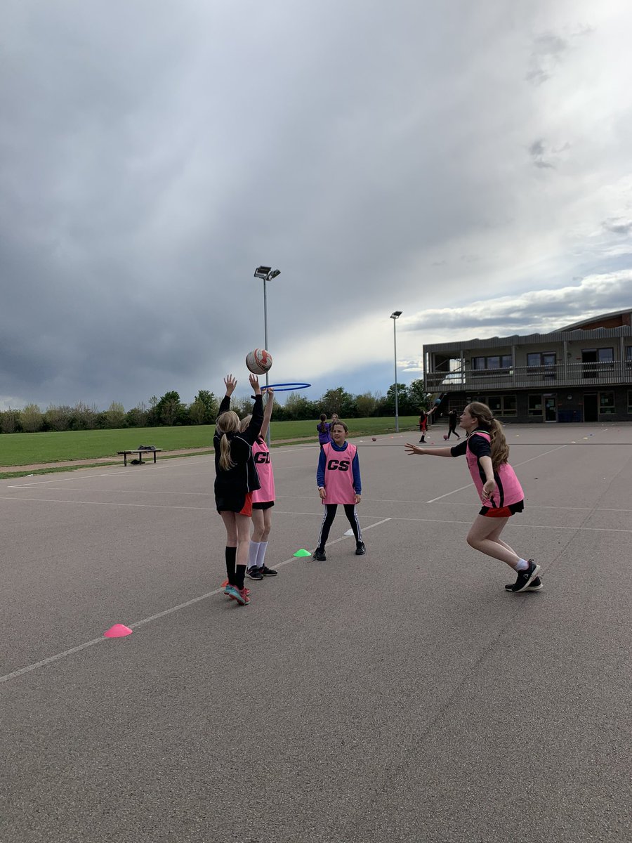 RBA_PEdept's tweet photo. Year 6 Netball Club. Dragons Den style challenge ๐ ๐ Hoping the rain holds off ๐๐๐ค๐ผ๐ค๐ผ๐ค๐ผ#WeLoveNetball @robertbms @EnglandNetball https://t.co/mfbCZ7FjOg