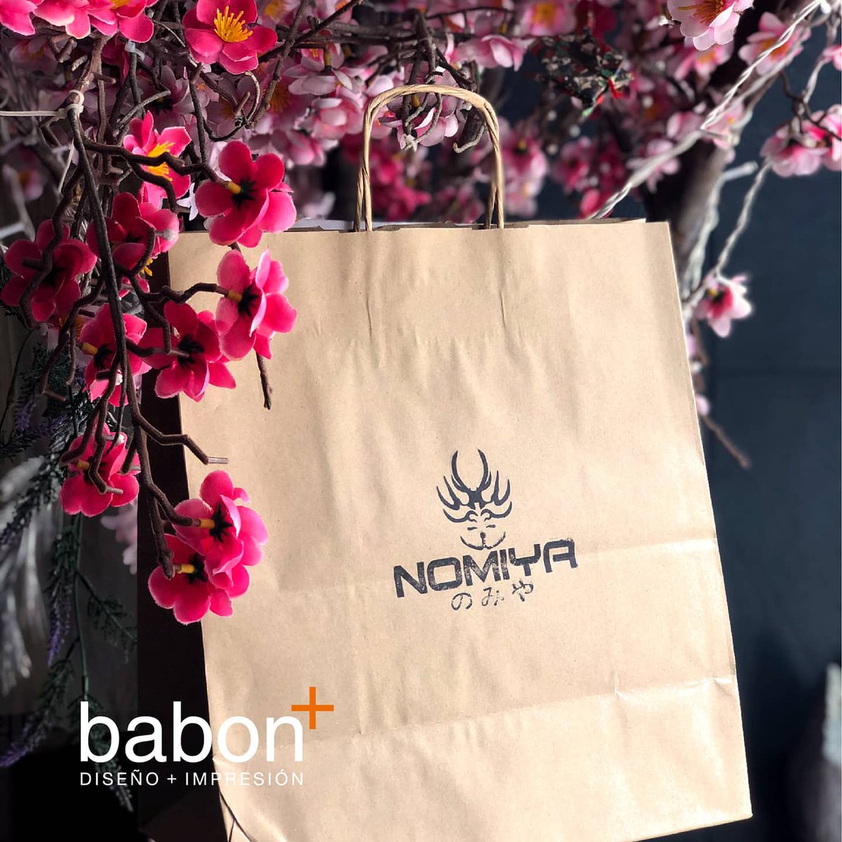 babonplus's tweet photo. Los #sellos manuales son una forma fantástica de #personalizar las bolsas de papel de tu #negocio 👌🏼, fáciles de usar y dan un toque manual muy bonito 😎. Este se lo hicimos a @restaurantenomiya para preparar las bolsas en las que ponen los pedidos de comida para llevar😋. https://t.co/79MjcYmwBK