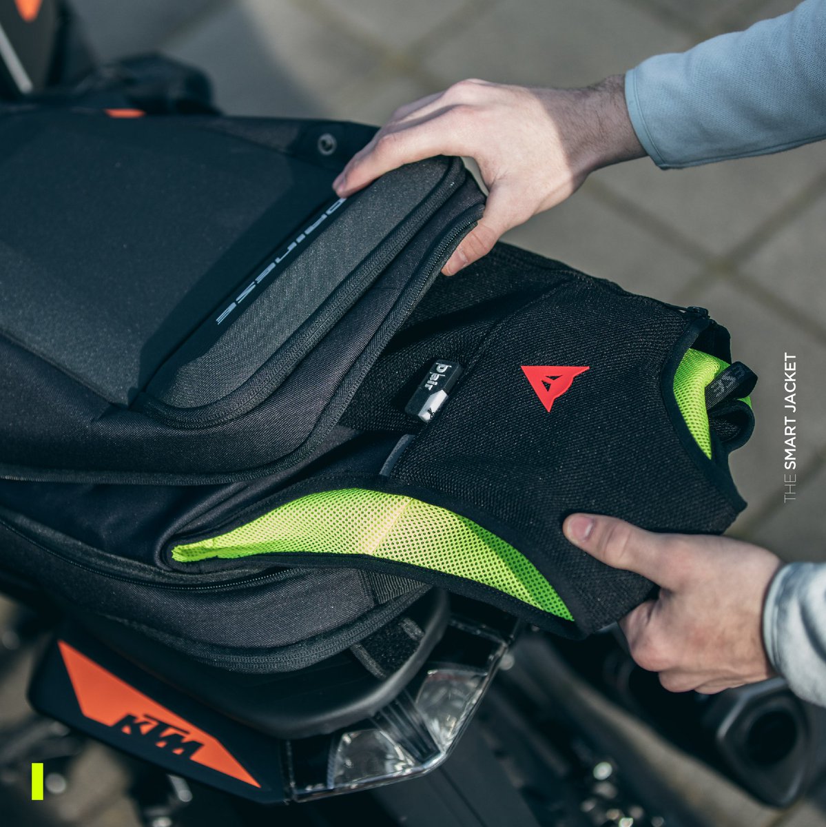 dainesejapan's tweet image. #dainese #SmartJacket 
胸部プロテクター8枚分、脊髄プロテクター7枚分に相当するプロテクション性能。通気性・撥水性に優れ、折り畳み可能。あらゆる用途に、どんな服装にもフィットする、D-Air搭載 #ワイヤレスエアバッグ ベスト #スマートジャケット 。
dainesejapan.com/feature/smart-…

#ダイネーゼ