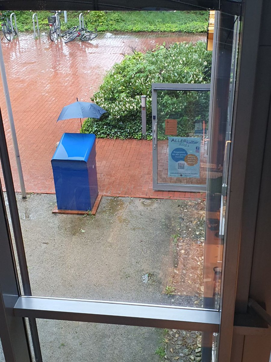 Wenn es regnet und wir noch Bücher aus dem Rückgabekasten in die Bibliothek holen