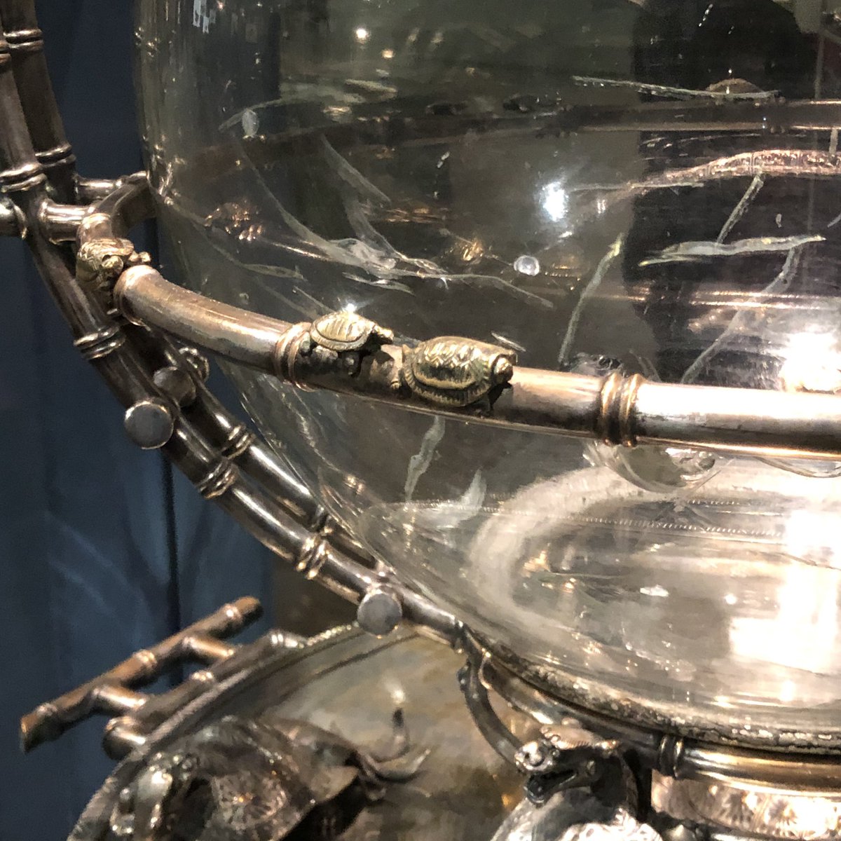 Louiseuh's tweet photo. Et puis, pour décorer son salon, il y a l’aquarium Second Empire complètement délirant, 1m50 de haut, en bronze argenté, d’inspiration chinoise, couvert de tortues.

Moi je dis, pourquoi pas... D’ailleurs c’est une collection particulière, y’a quelqu’un qui a ça chez lui 💁🏻‍♀️ https://t.co/VoyqF1owlw