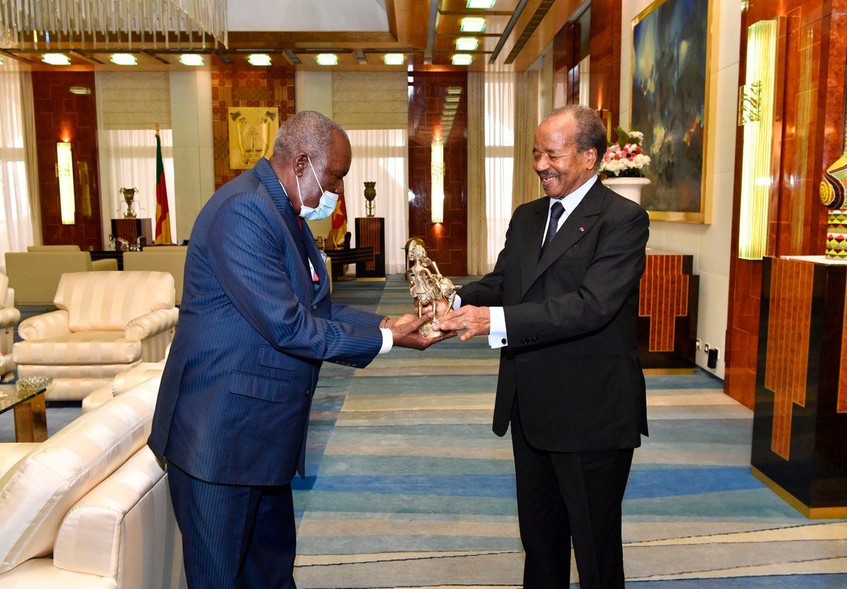 PR_Paul_BIYA's tweet photo. 🇨🇲🇨🇫
Farewell audience to Martial Beti-Marace, outgoing Ambassador of the Central African Republic to Cameroon.
#PaulBiya
#Cameroon https://t.co/FG9TspYaQV