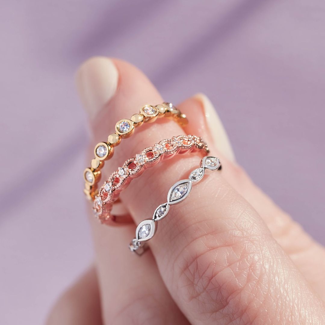 Yellow gold, rose gold or white gold? All of them have their own charm and they're made by ever&ever with the same purpose, to commemorate your #lovestory!✨💎 Let us know which one's your favorite!

#gorgeousrings #stackablerings #anniversaryrings #eternitybands #ringinspiration