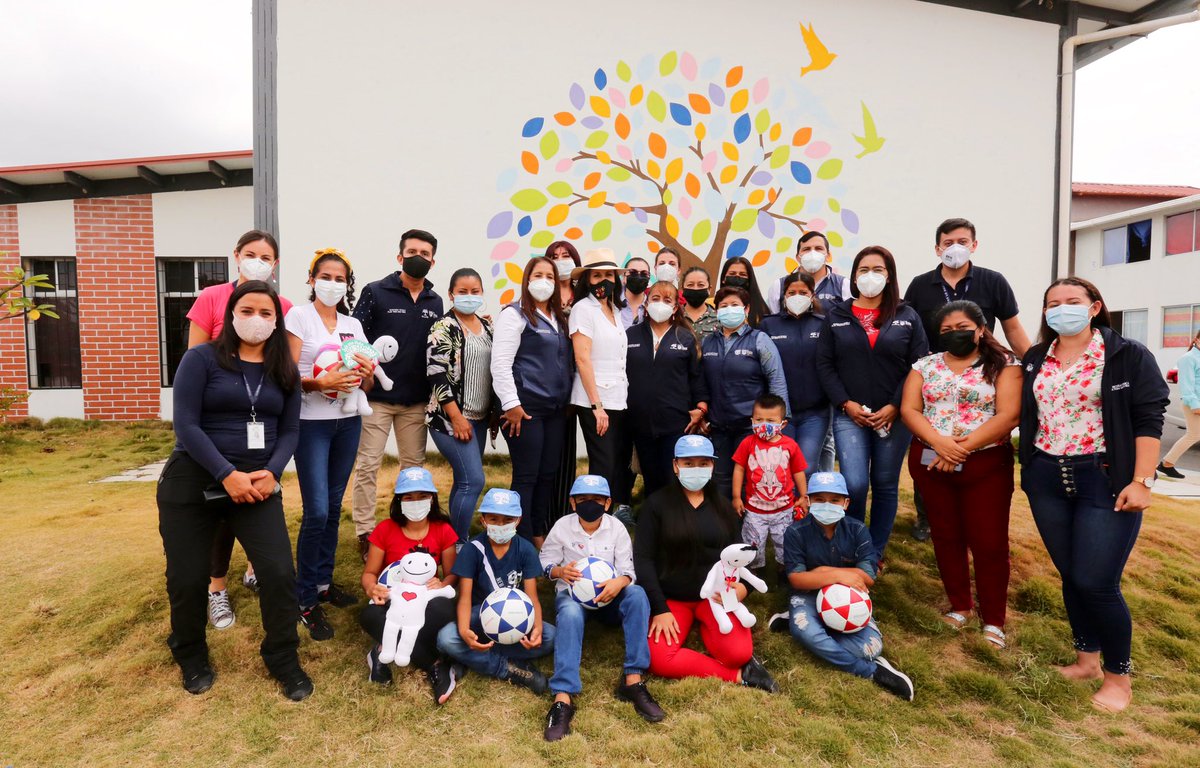 #RocíoDeMoreno inauguró el infocentro de la urbanización Jaramijó de #CasaParaTodos en Manabí. 

También entregó locales para emprendimientos y un  catálogo electrónico donde se comercializan productos de las familias de las urbanizaciones.

Disponible en: bit.ly/2Rmc3ww