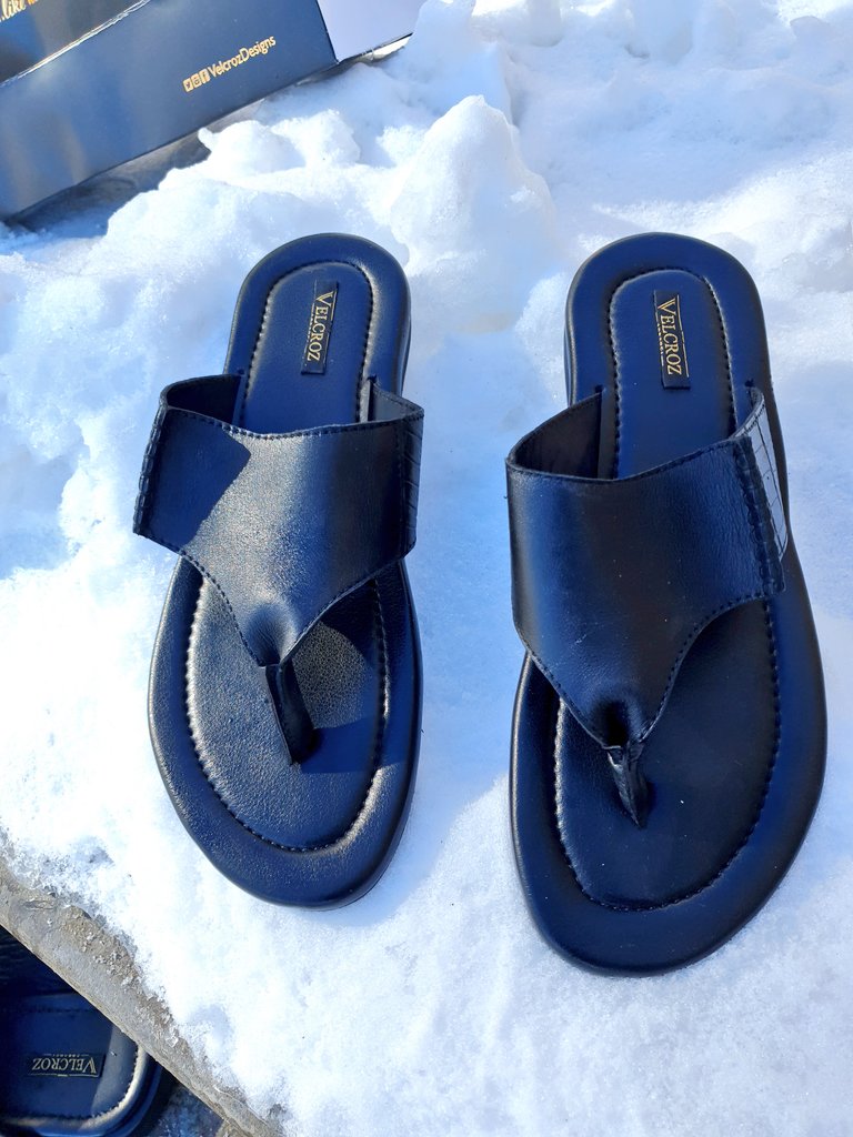 _Uskeman's tweet photo. Velcroz Casual slippers in Cappadokia, Turkey! ❄🎈🇹🇷 🌎
Price:N15,000 #Madein9ja 🇳🇬🦅 https://t.co/mssH8WdlPR