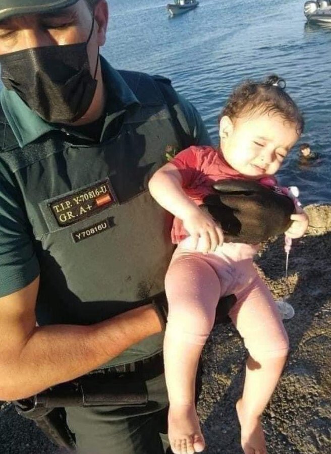 RCR750's tweet photo. #Vírales fotos de Guardias Civiles en España 🇪🇸 salvando y rescatando a niños que llegan a Ceuta. https://t.co/FNuR4CIOiU