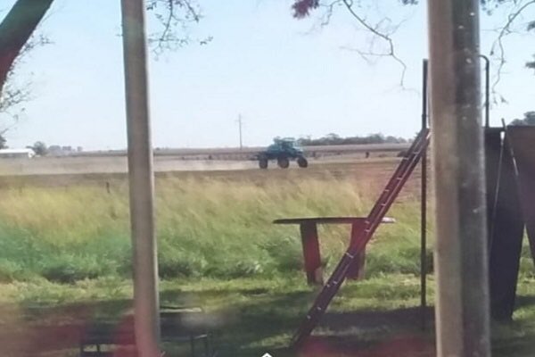 TRENQUE LAUQUEN: UDOCBA DENUNCIA FUMIGACIÓN CON AGROQUÍMICOS CERCA DE UNA ESCUELA

udocba.org.ar/noticia.php?id…