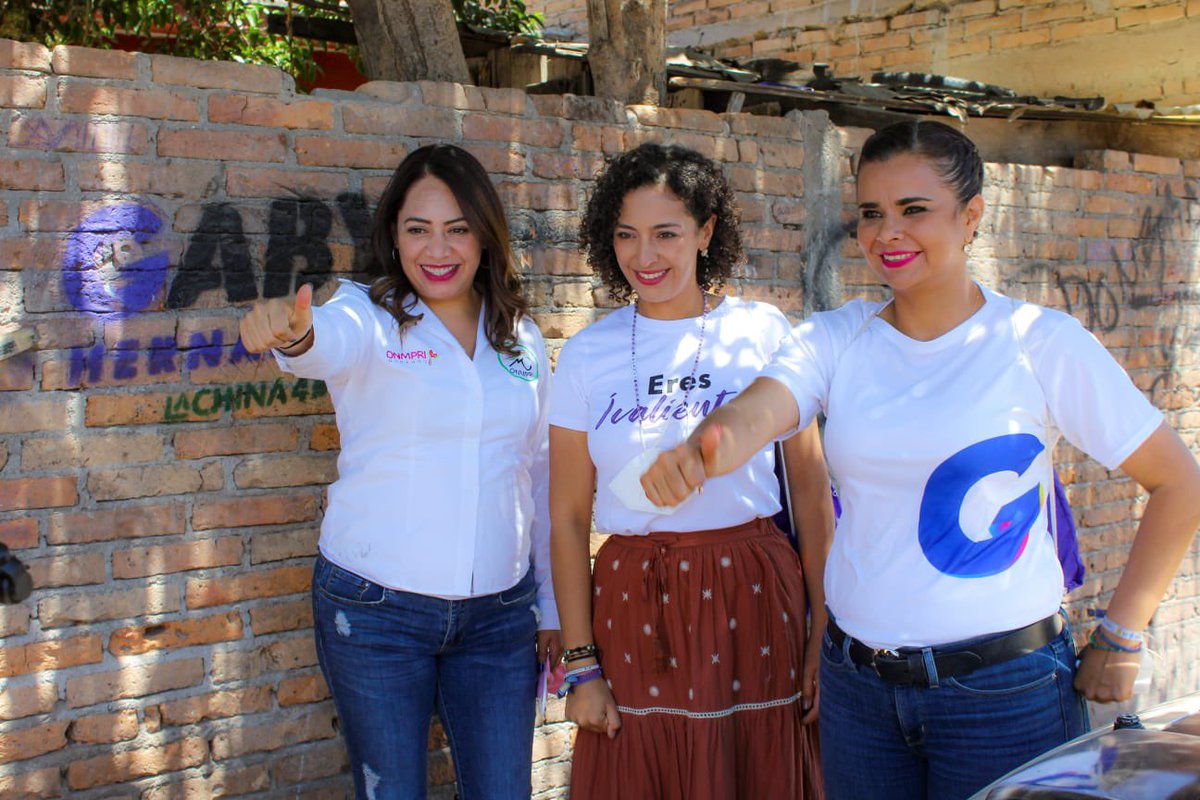 JuntasXDurango's tweet image. Recorrido de Presidenta @OnmpriNacional @MonseArcosV, Presidenta Estatal @SugheyTorresR y Candidata @GabyHLopez, para visitar a familias de la colonia Constitución.

#MujeresTrabajando #JuntasPorDurango #JuntasPorMéxico #4G