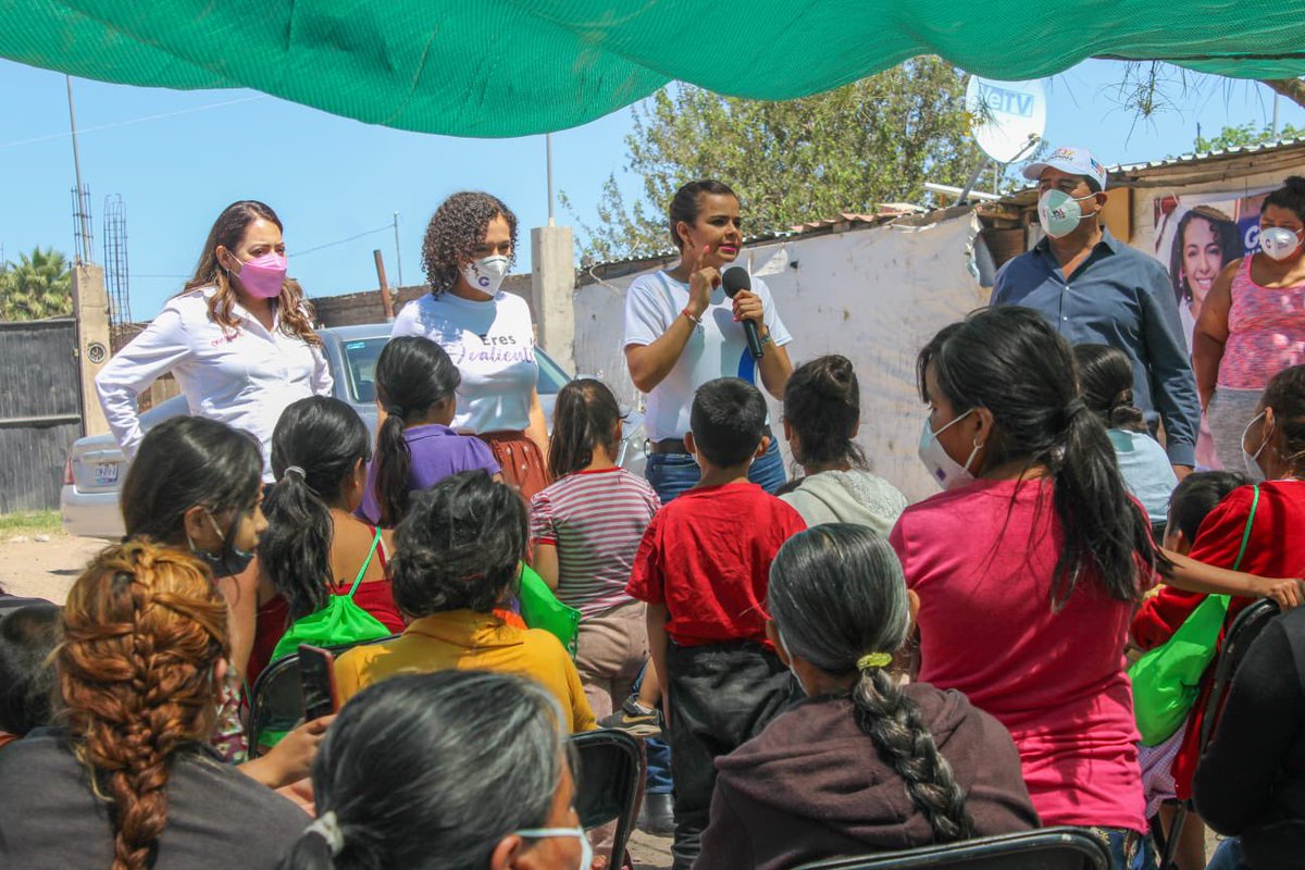 JuntasXDurango's tweet image. Recorrido de Presidenta @OnmpriNacional @MonseArcosV, Presidenta Estatal @SugheyTorresR y Candidata @GabyHLopez, para visitar a familias de la colonia Constitución.

#MujeresTrabajando #JuntasPorDurango #JuntasPorMéxico #4G