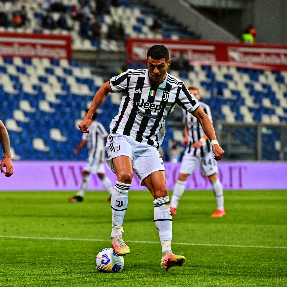 رونالدو🤟
رسميا - كريستيانو رونالدو يُحقق اللقب الخامس له مع يوفنتوس والـ 34 بمسيرته الكروية !