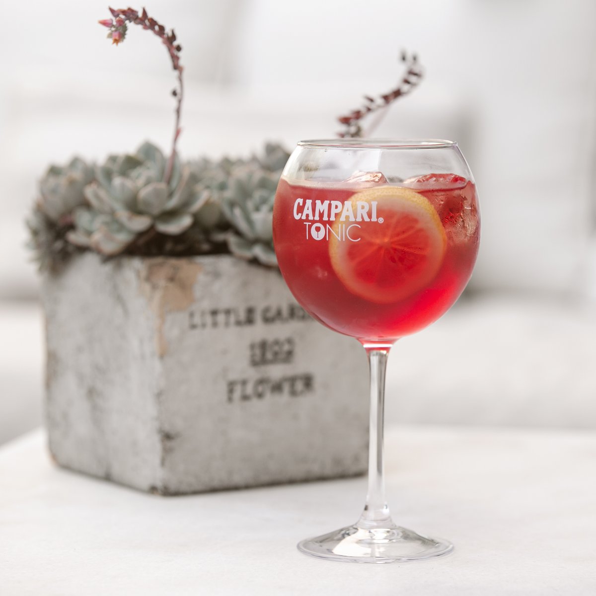 #CampariTonic 
❤️ 1 parte de Campari
🍸 3 partes de Tónica
🍋1 rodaja de limón