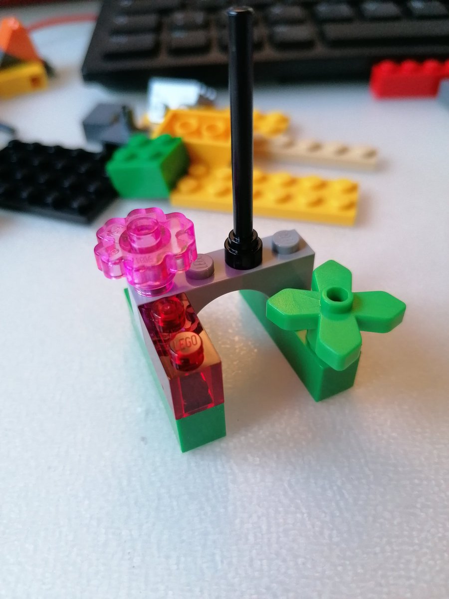 Danke <a href="/FelixHirn/">Felix Hirn</a> für die tolle Einführung ins Thema #legoseriousplay heute Abend 👏

Hat super viel Spaß gemacht! 🤗 Und wer sich jetzt fragt, was das Gebilde darstellen soll, das ist HR in sieben Steinen. Wer errät welcher Stein für was steht? 😃