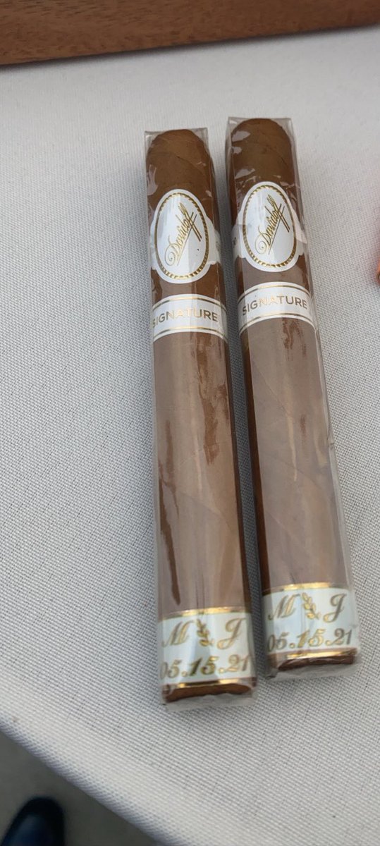 SlvrYems's tweet image. Had Custom Davidoffs at my Wedding... There’s levels to this..