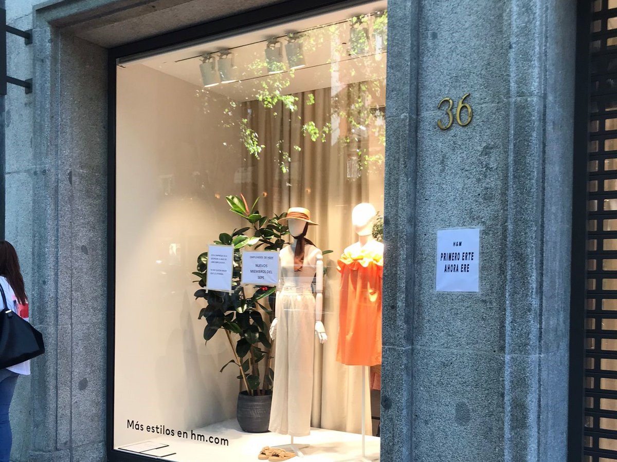 Esta tarde las compañeras y compañeros de <a href="/ComercioCCOO/">Comercio Servicios CCOO</a> que están en la mesa negociadora han ido a visitar la tienda @hmespana de la calle Velázquez, 36 en #Madrid 

🏪🔒 CERRADA‼️ No al #EREhm
