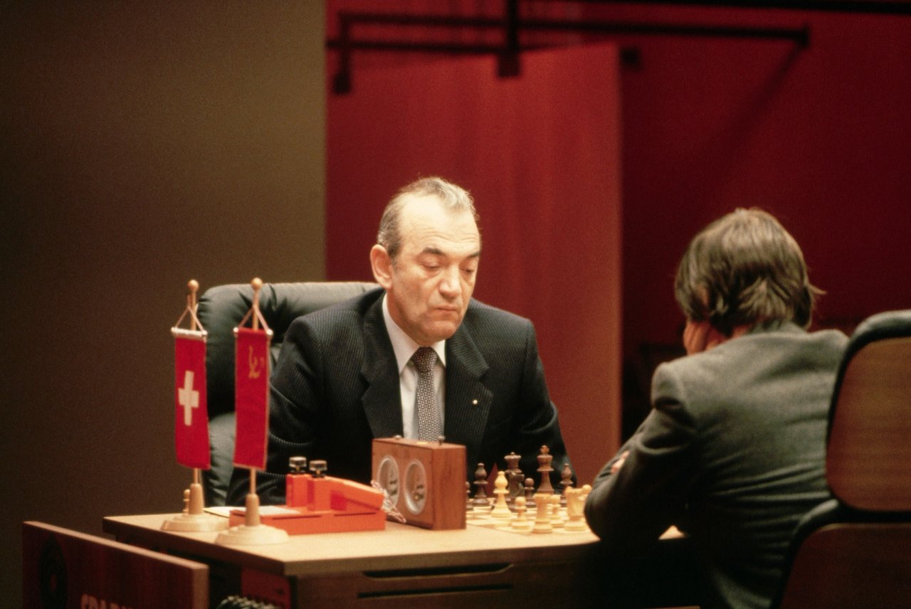 Douglas Griffin on X: The international tournament at Dos Hermanas  (Spain), 1999. Old rivals Anatoly Karpov and Viktor Korchnoi face each  other in the 5th round (played 11th April). The game was