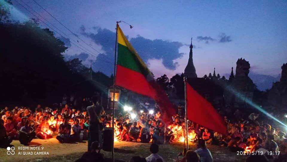 yella_bin's tweet photo. Ye U residents staged a night strike in front of the City’s Pagoda praying for fallen heroes. #WhatsHappeningInMyanmar  #May19Coup  #WeSupportNUG https://t.co/cWnKtpHUfL