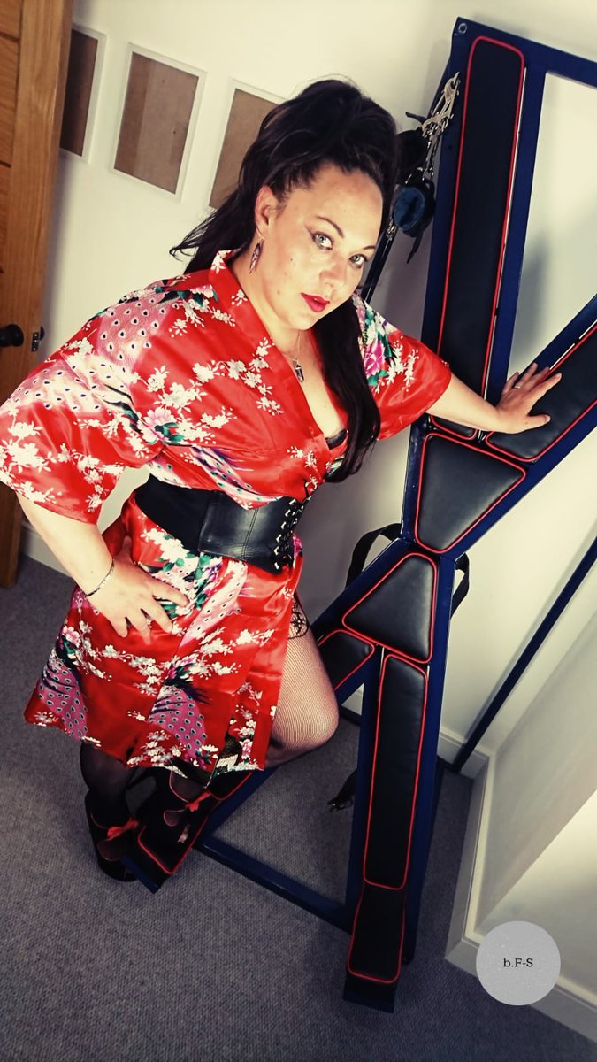 FayeSanders_FS's tweet image. Today's memory snaps taken at The Beauty Barn by my talented wifey @BeastieFs lunch with a few friends @skullywagxxx @SuzieSims3 #fabday #Goodtimes #photography #makeover