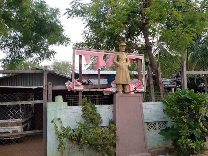 yella_bin's tweet photo. Zee Taw village, Magway which was protesting daily in defiance of the military dictatorship, was invaded and destroyed by armed terrorists and two villagers were beaten. #WhatsHappeningInMyanmar  #May19Coup  #RejectMilitaryCoup https://t.co/IBr5gjpG6C