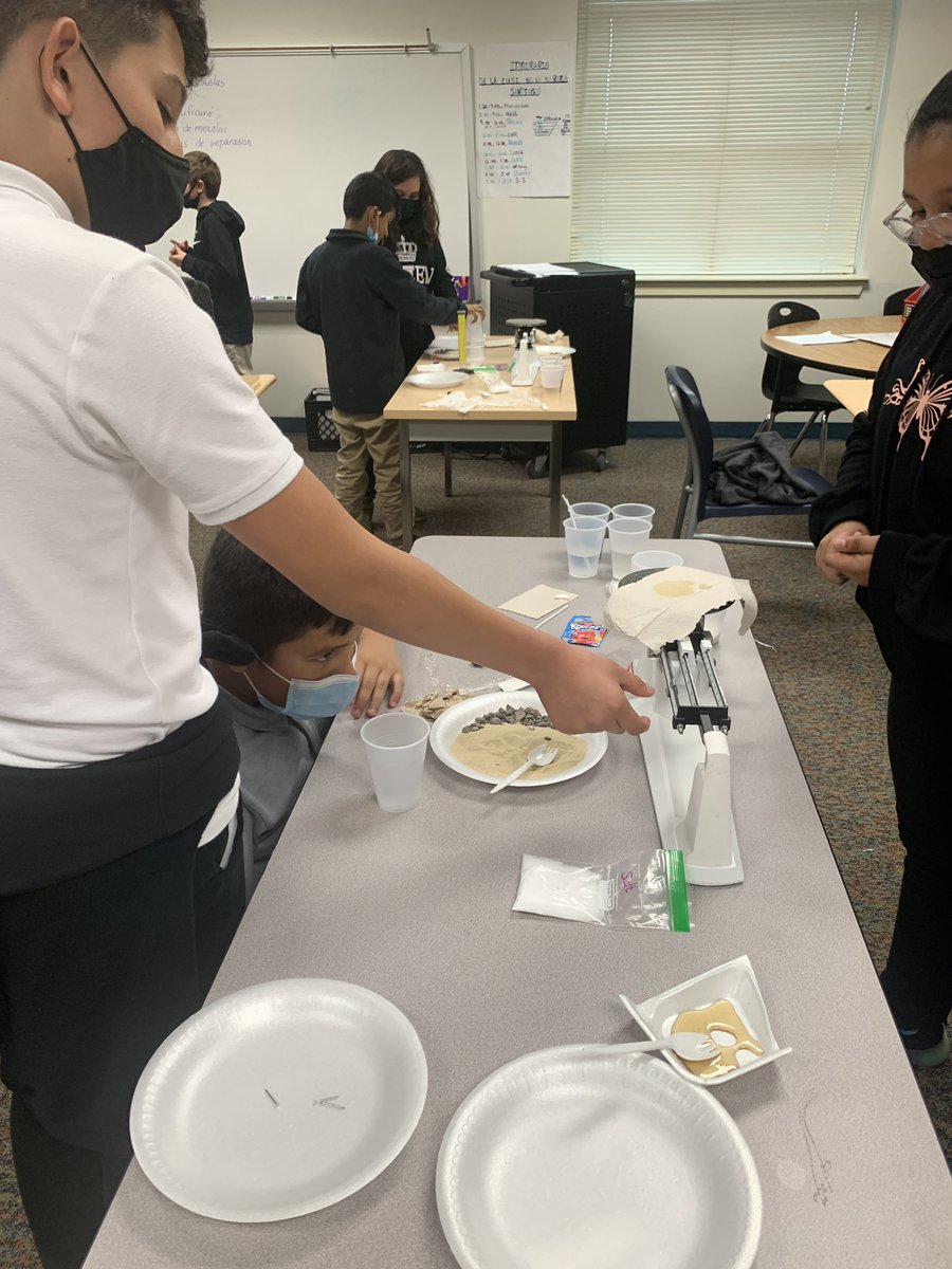 DLWEWarriors's tweet image. Ms. Santiago-Rios is reviewing Science content in a fun hands on ‘weigh’ with her fourth and fifth grade bilingual class!

#CrowleyPrideUnified 
#CISDScienceRocks