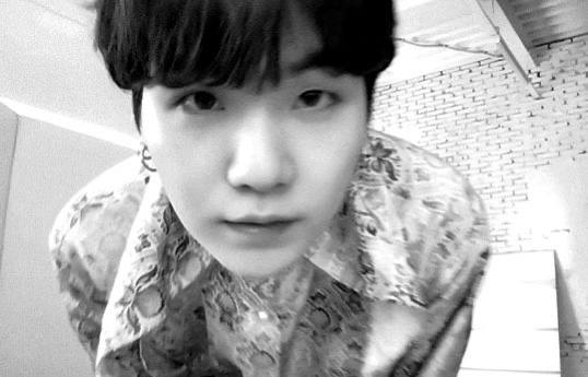 ~ «Мне очень хорошо, когда люди чувствуют себя комфортно, слушая мою музыку, и находят утешение в моих словах. Это очень обнадеживающее чувство.»

                                 © Мин Юнги 
#BBMAsTopSocial <a href="/BTS_twt/">방탄소년단</a>