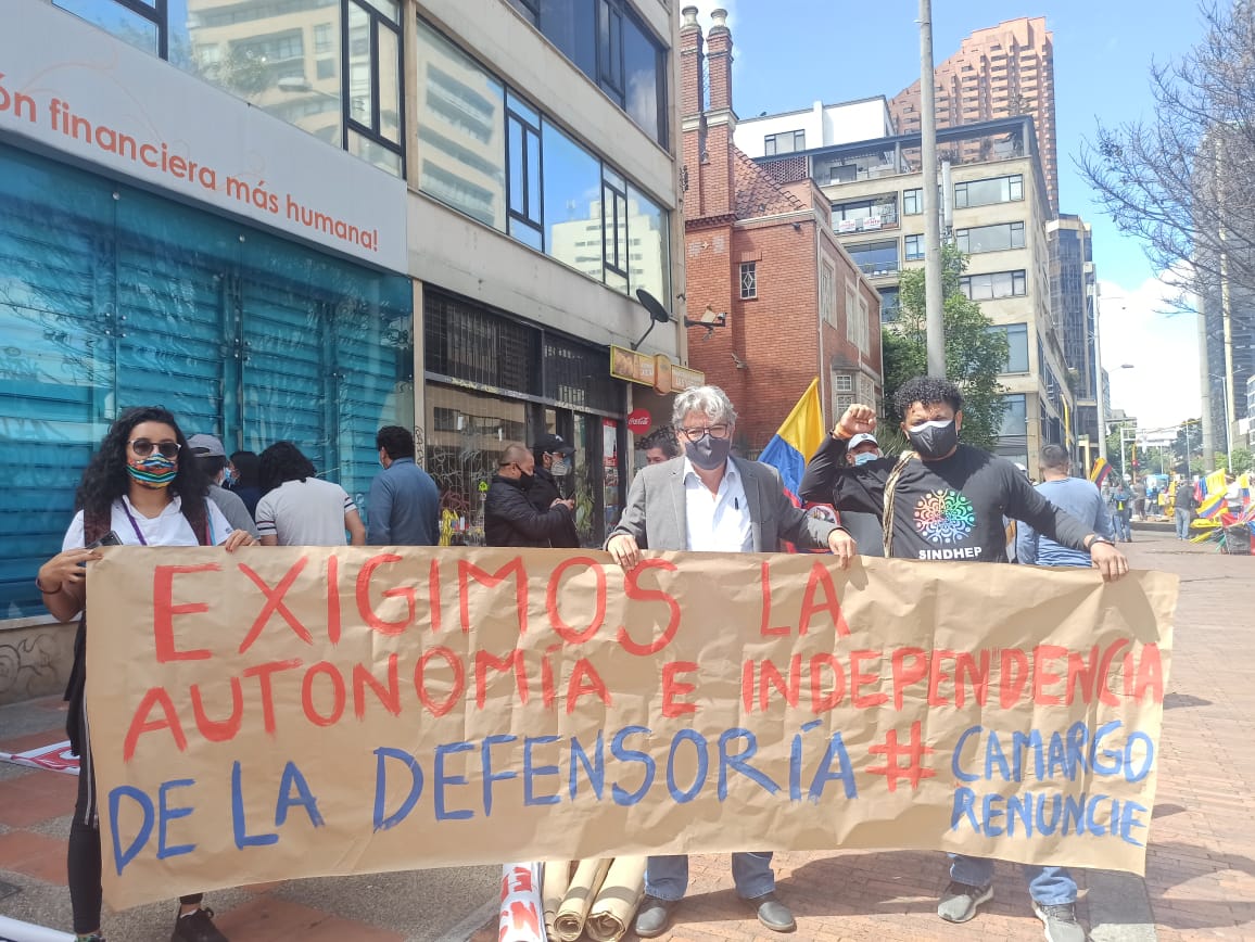 viva_memoria's tweet photo. @viva_memoria se une a las voces que exigen al Defensor del Pueblo su renuncia @DefensoriaCol no puede estar de espaldas cuando #NosEstanMasacrando
#RenuncieCamargo #RenuncieDefensor #DefendamoslaDefensoria
#DuqueParelaMasacre
@CIDH @CorteIDH @MisionONUCol @ONUHumanRights https://t.co/gMBBNzflzF