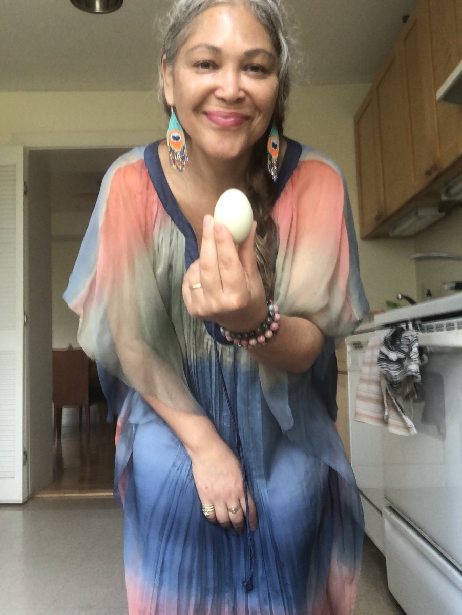 mssandraguzman's tweet photo. Itโs lovely to have a neighbor that brings you fresh eggs from free range chickens. These eggs are prettier than store bought. The blue matched my outfit. Also, I can taste, see the difference between caged chickens & free chickens. #freerangelife https://t.co/eUBWuKNlId