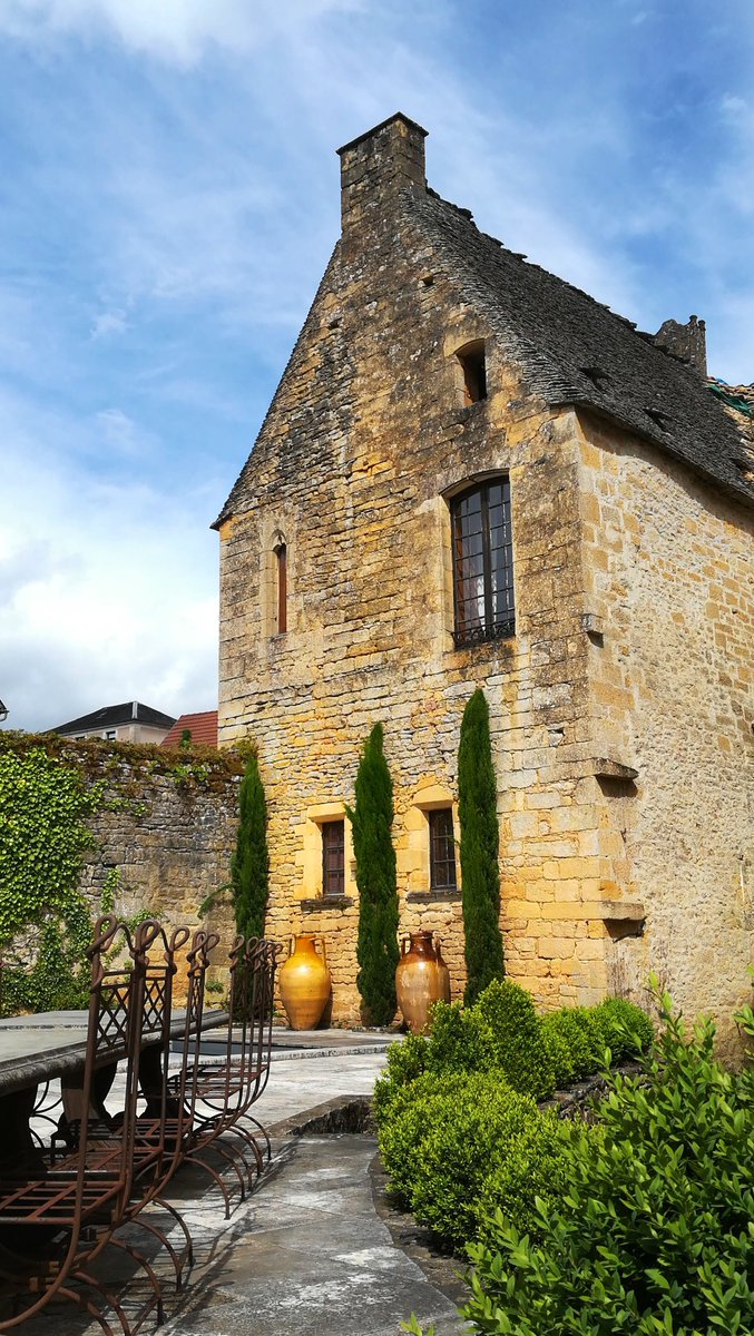 Bibliogîte en Périgord 📚🏊🌳 tweet media