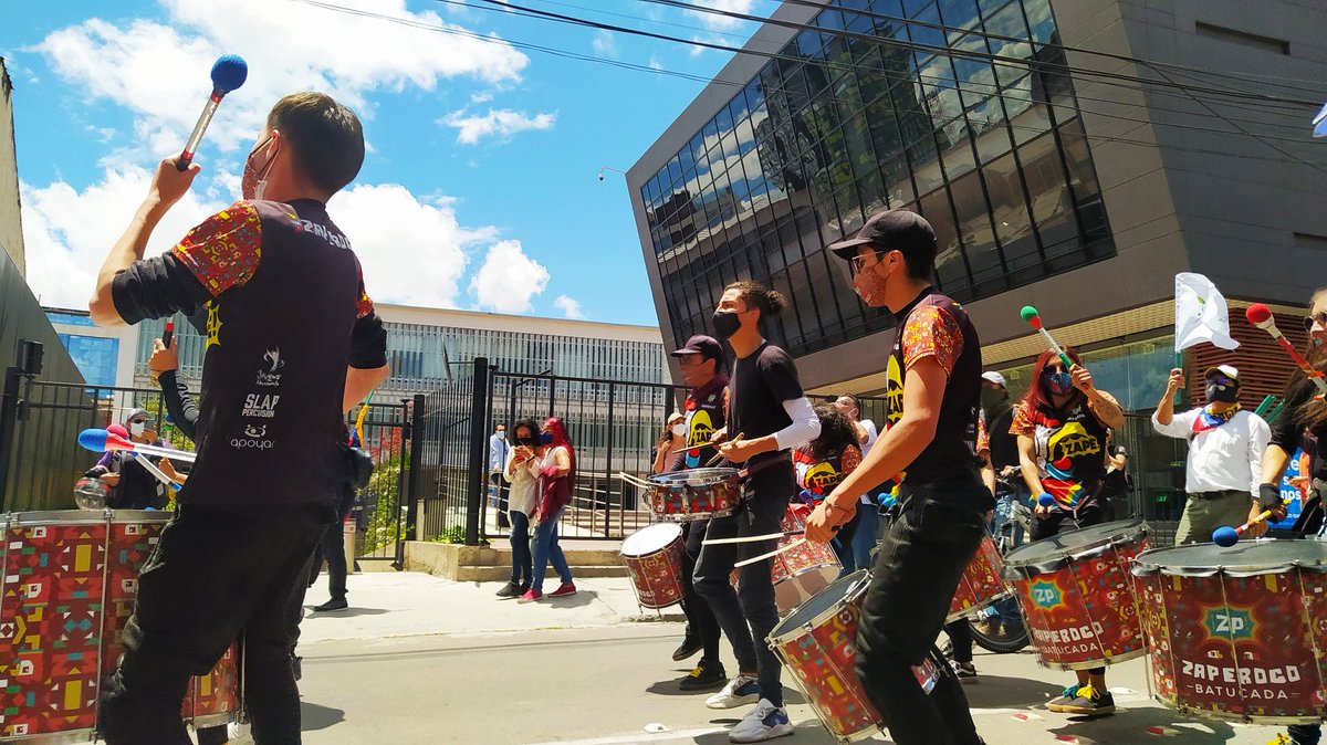 NN_Colombiano's tweet photo. Nos encontramos con @DavidRacero cómo se debe uno encontrar a la gente que defiende hoy la democracia, en la calle!
Frente a la Defensoría, una entidad que hoy le falla al país y en especial a los jóvenes #RenuncieCamargo #RenuncieDefensor https://t.co/xAkJ7GocG6