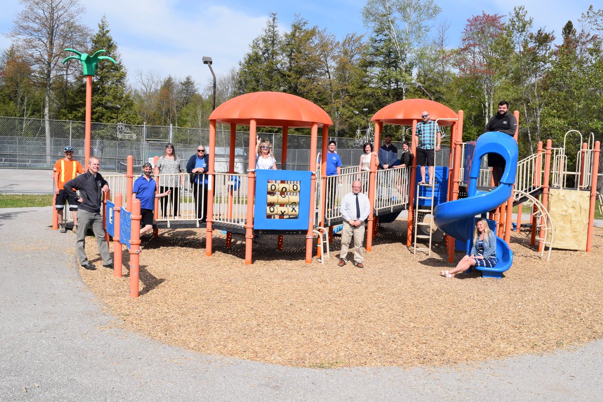 Our very own Darlene Poole, customer service coordinator, is retiring after 30 years with the town. Mayor Nina Bifolchi, CAO George Vadeboncoeur, and Darlene's colleagues in the Recreation, Events, and Facilities Department extended best wishes to her this morning. #WasagaBeach