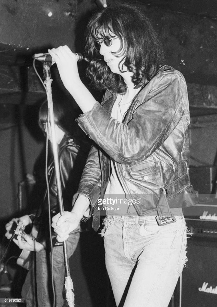 Tonight 44 years ago the Ramones &amp; Talking Heads hit up Liverpool for the start of their 1st UK tour 19.05.77

Chris Frantz recalled he couldn’t hold his drumsticks it was so sweaty &amp; Dave was all over the place but no one cared as the kids just went nuts

Photos by Ian Dickson