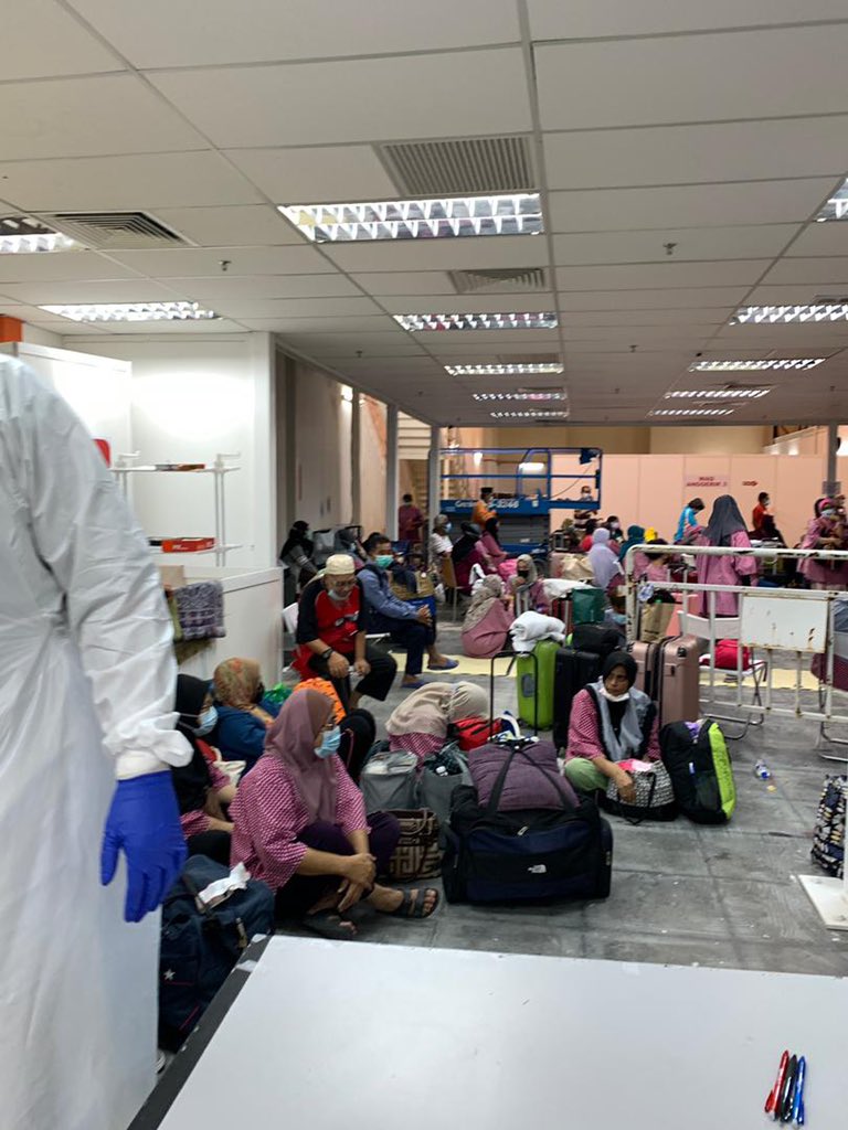 luqmanha14's tweet photo. First time aku rasa nak nangis tgok gambar ni. Stranded dari pkl 4pm. Kat dewan dah penat nak mati. Yg nak masuk lagi beratus. Celaka betul ahli politik yg sibuk jaga ekonomi dgn perut kapitalis. Celaka

Aku tak ada masa nak nangis, banyak lg kerja nak buat. Anjir https://t.co/umsrPRgFlI