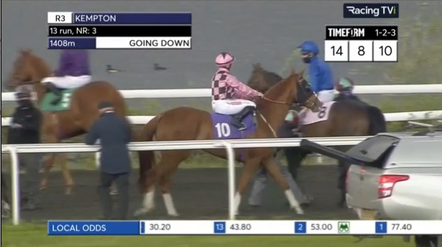 rebelsart's tweet photo. Winner for Hollie Doyle @HollieDoyle1 as Super Over takes the Novice Median Auction Stakes at Kempton Park @kemptonparkrace for Archie Watson @Archie_Watson! Well done Hollie!! 🏇🥇👊
#topjock #winner #KemptonPark #HorseRacing https://t.co/z0DKmw45fy