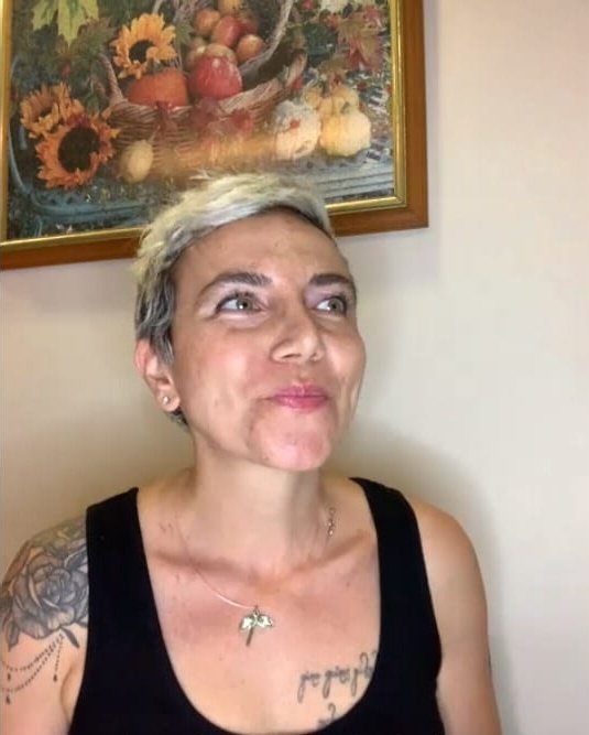 "Bu mücadeleyi kendi adıma vermiyorum. Hayvanlar adına blogumda yazıyorum ve söylüyorum. Biz şu an konuşurken bile bir sürü hayvan öldürülüyor bu yüzden ömrüm yettiğince insanların farkına varması için sözümü söylemeye devam edeceğim. Hayal kırıklığına uğruyorum şaşırıyorum ama+