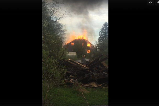 в новом токсово пожар 9 декабря. сгорел дом в деревне старая авгура. пожар токсово. пожар на лесобазе тюмень. сгоревшие дома во всеволожске.