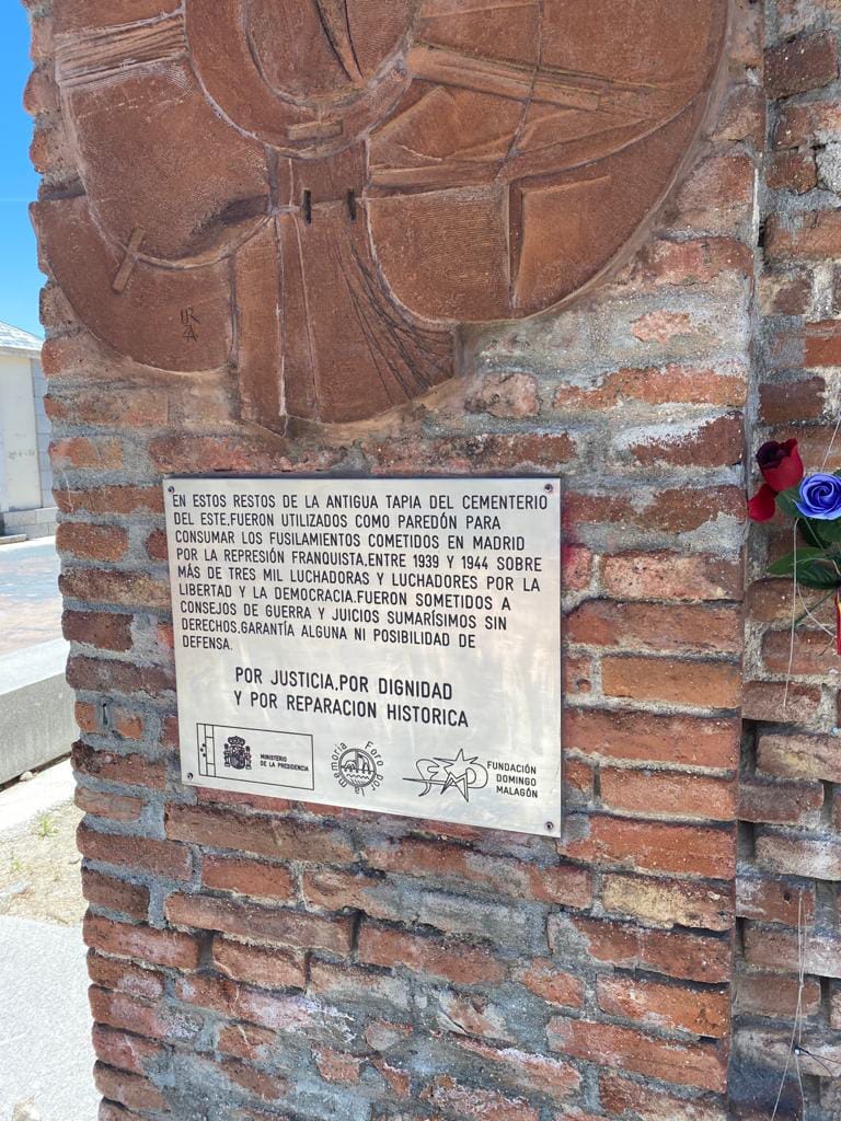 Gracias a <a href="/RamonSilvaB/">Ramón Silva/❤</a>  por su trabajo y diligencia, la placa ya luce sin pintada en la Tapia del Cementerio del Este.