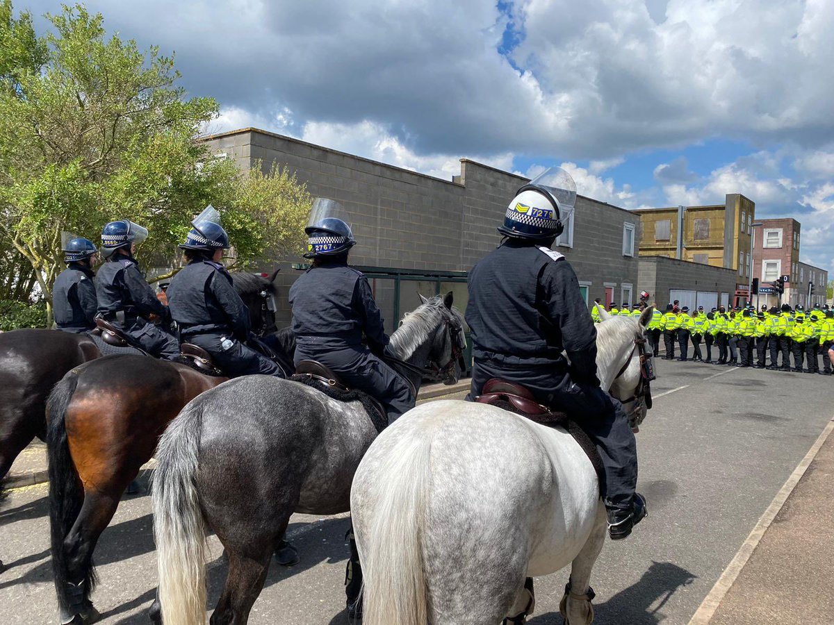 MetTaskforce's tweet photo. Good day for the new recruits training at The Met Police public order Training centre who got to see the horses from @MPSLewisham in action too for their level 3 Training #policehorses #MPSTC #Taskforce https://t.co/VwuvyGN2Ag