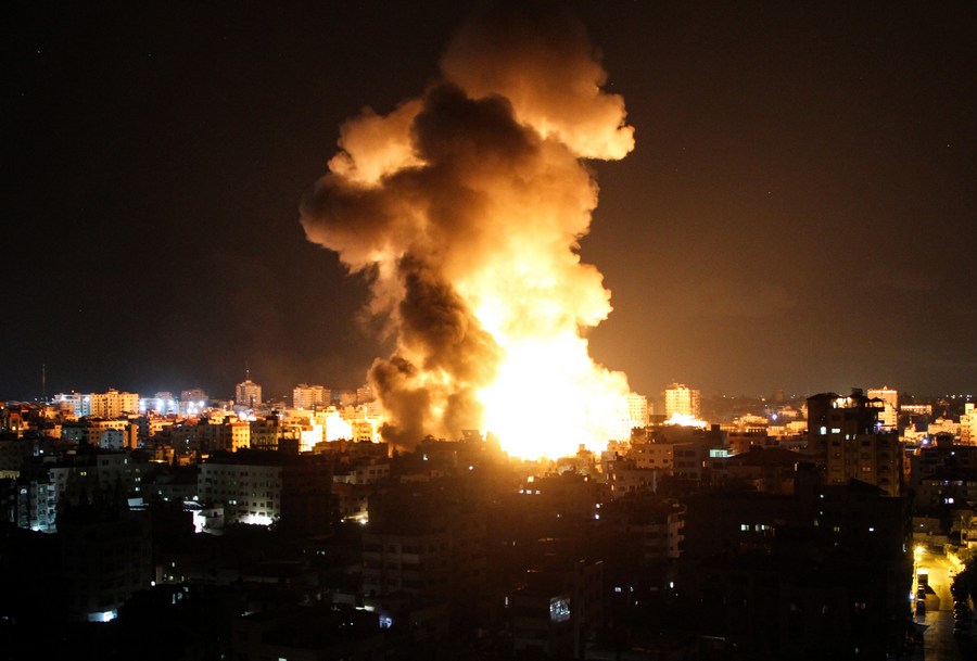XHNews's tweet photo. Medical sources said a Palestinian family, including a handicapped man, his pregnant wife and their daughter, were killed in an Israeli airstrike in central Gaza https://t.co/iCXSAo04kO https://t.co/iEeMgSUKym