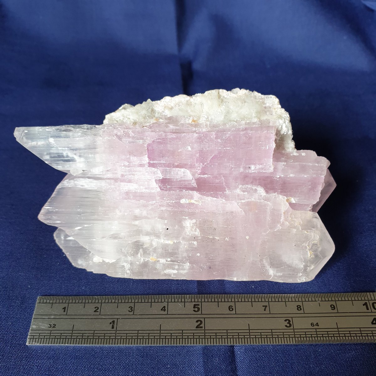 Khadimite's tweet photo. Today I am sharing with you one of my favourite #minerals known as #kunzite - pink- LiAl(SiO3)2, it belongs to #spodumene family & is an important source of #lithium, when green|ish called #hiddenite while #triphane is the yellow variety. #Kunar #Afghanistan
#MyMineralCollection https://t.co/sR1vsftOpB