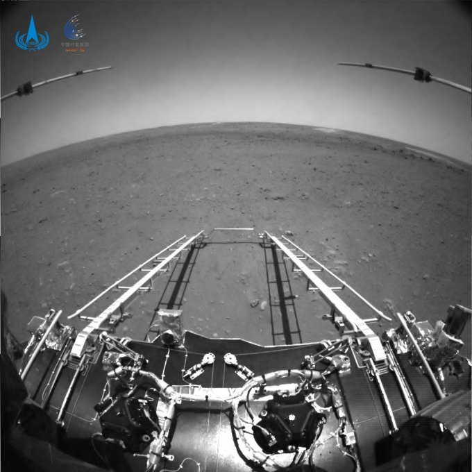 cosmoespai's tweet photo. Ja han arribat les primeres imatges del rover xinès @MarsZhurong. Va baixar a la superfície marciana dissabte passat, i s'espera que baixi de la plataforma aterradora aquest cap de setmana. https://t.co/GkGP68JPe4