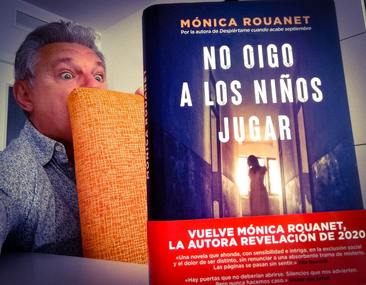 Me encantaron las 3 anteriores novelas de @MonicaRouanet Lo que pasa es que me contó la génesis de esta historia cuando empezó a escribirla y me puso los pelos de punta. Pero es que escribe tan bien que estoy deseando leerla. Ahí voy. #NoOigoALosNiñosJugar @RocaEditorial