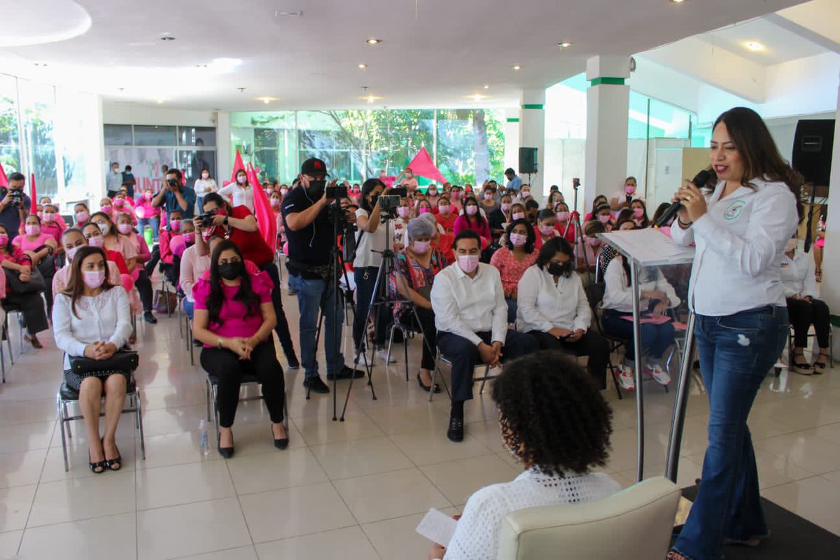 JuntasXDurango's tweet image. Bienvenida a Durango Presidenta @OnmpriNacional @MonseArcosV , gracias por respaldar a las candidatas y candidatos del PRI.

Juntos trabajando por un mejor México y las #MujeresONMPRI #JuntasPorDurango 💪🏻