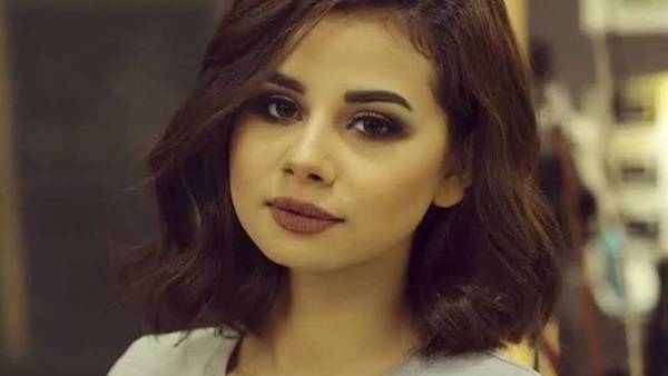 في غموض تام.. منة عرفة تعلن عن خطبتها