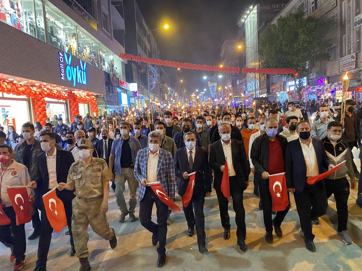 ArvasAbdulahat's tweet photo. Bu akşam Van’da Valimiz Belediye Başkanlarımız ve gençlerimizin katılımı ile yürüyüş kortejine katıldık.
Ülkesine ve memleketine umut ışığı olacak olan gençlerimizle yol almak hem bizi hem memleketimizi gençleştiriyor.
Sağolun gençler.
@valibilmez @kasapoglu #Van https://t.co/nmtrJoSz74