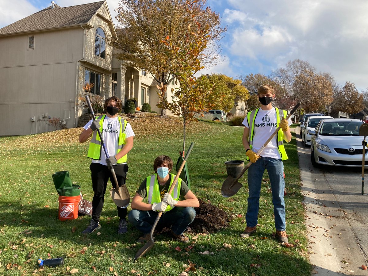 theSMSD's tweet photo. More than 200 trees are growing in our community thanks to a student-led project, SMSD for Trees. “It began as a project put on for our community, but turned out to be a project put on by our community,” senior and leader Harley Witbrod said. #SustainSMSD

https://t.co/u3I74vRGXS https://t.co/xaNrMZfm7j