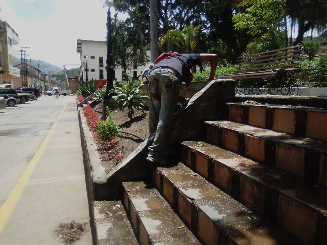 La plaza de Boconó,con alto atractivo para los turistas,está siendo remozada, con trabajos de embellecimiento limpieza,rehabilitación,siembra de plantas ornamentales entre otras acciones.¡Avanzamos con el #Plan21Trujillo para regalar al Jardín de Venezuela espacios de calidad!