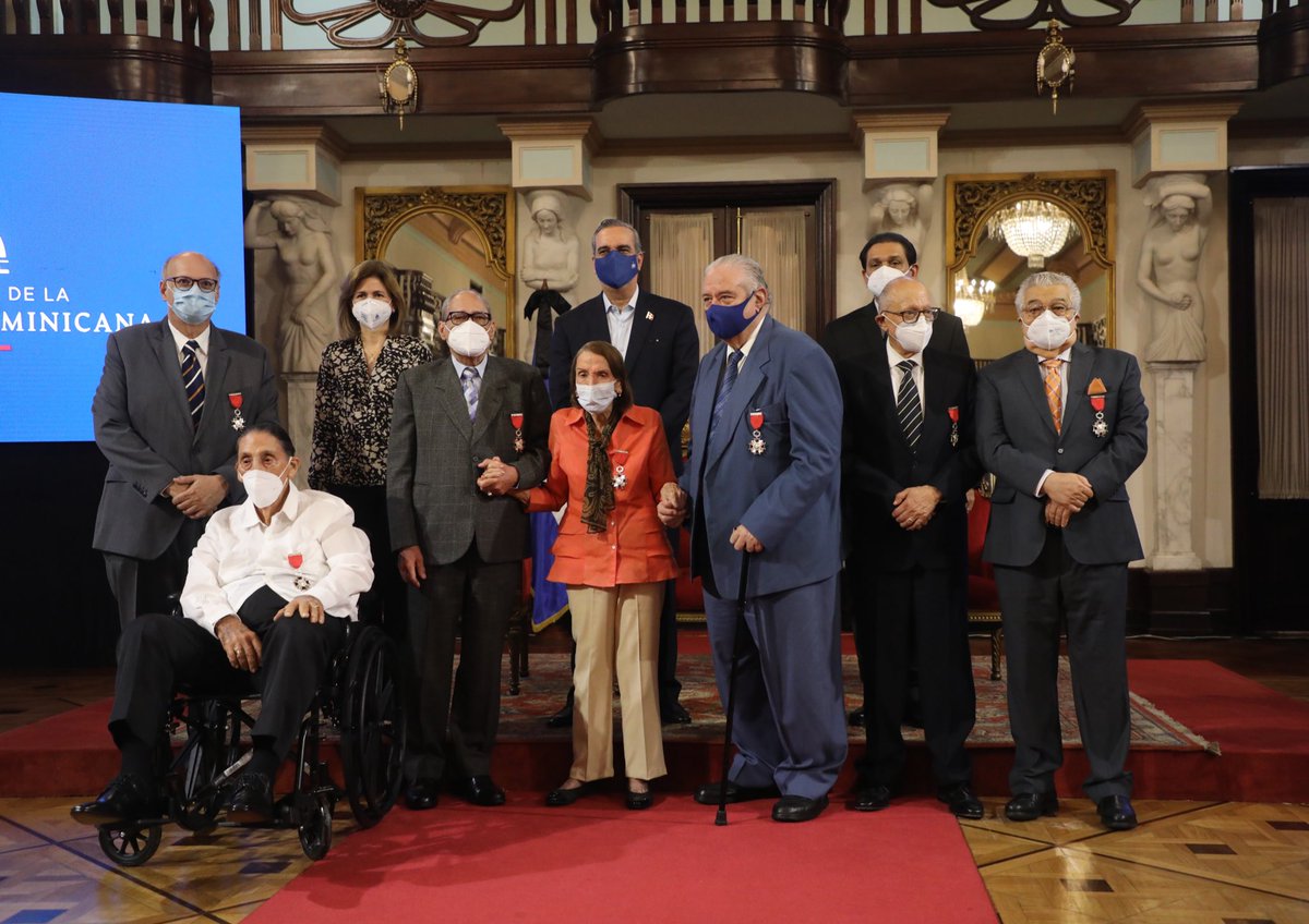 PresidenciaRD's tweet photo. ¡Valoramos la labor encomiable de los médicos! 
Tras agotar una larga trayectoria en su labor como médicos en diversas especialidades, el Presidente @LuisAbinader reconoció a 7 galenos por su destacado ejercicio profesional en el servicio de salud dominicano. 
#EstamosCambiando https://t.co/hLzB4SBslh