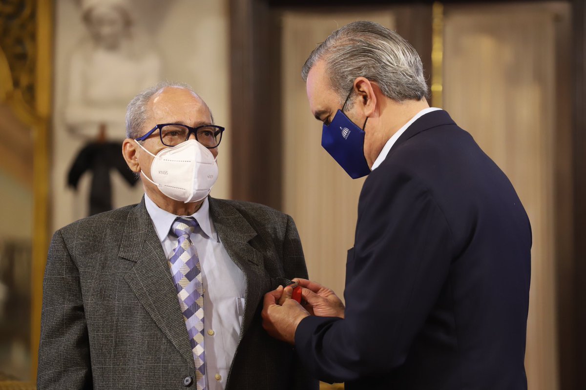 PresidenciaRD's tweet photo. Junto a ellos, fueron reconocidos:
 - William Jana Tacktuk, médico internista, cardiólogo y reumatólogo 
 - José Ángel Saviñón, psiquiatra 
 - Fernando Sánchez, psiquiatra 
 - José Antonio Hernández, ginecólogo-obstetra
#EstamosCambiando https://t.co/vzk7A64LZ9