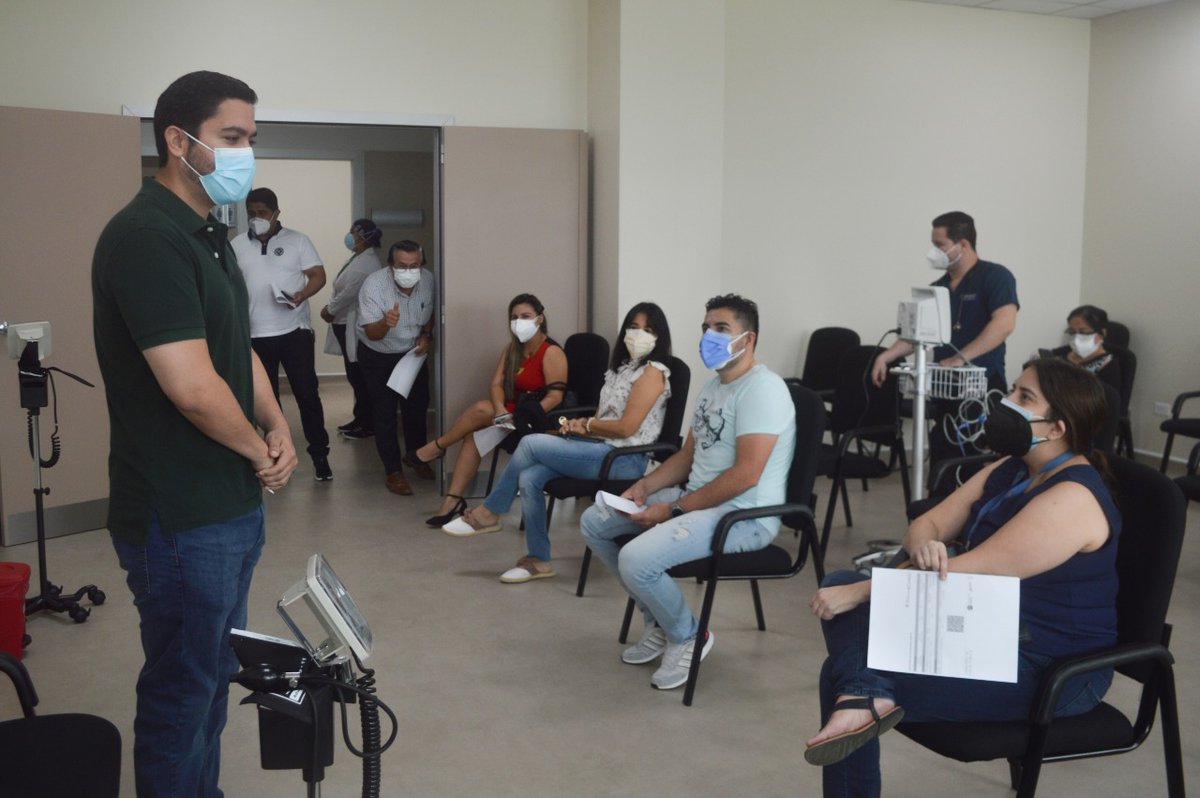 ManabiCJ's tweet photo. #ATENCIÓN 🗣️ El Dir. Prov. de @ManabiCJ, @VerdiCevallos, acompaña a los servidores judiciales de #Manabí que reciben la primera dosis de la vacuna contra el #Covid19 en el @HEP_Zona4  📌. https://t.co/VcZvB5LazI