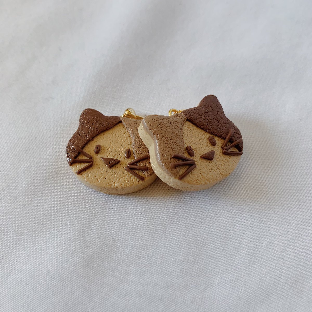 pieces_by_pie's tweet photo. calico kitty cookies 🍪 

opinions? also wow it’s been a minute since i put anything on a ball post stud haha https://t.co/UI7fqrzhBC