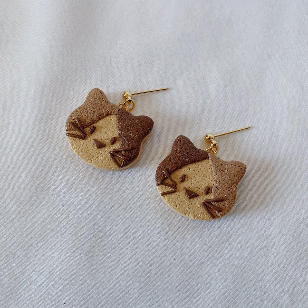 pieces_by_pie's tweet photo. calico kitty cookies 🍪 

opinions? also wow it’s been a minute since i put anything on a ball post stud haha https://t.co/UI7fqrzhBC